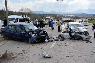 Otomobil, ağaca ve 3 otomobile çarptı: 5 yaralı