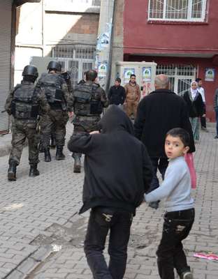 Diyarbakır'da özel harekatlı zanlı arama operasyonu