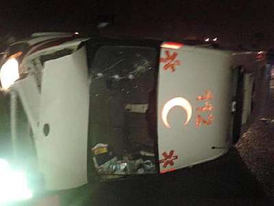 Ambulans buzlanan yolda devrildi: 3 yaralı
