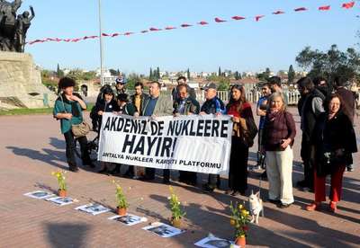 Nükleer protestosunda, Ermenistan bayrağı çiğnedi, çevrecileri kızdırdı