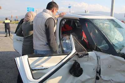Kavşakta 2 otomobil çarpıştı; 6 yaralı