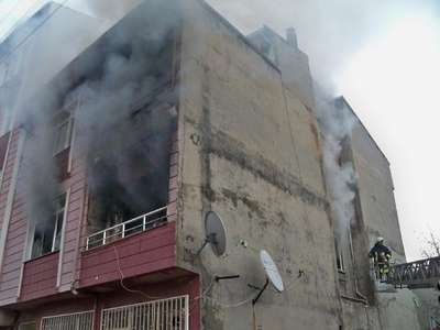 Sobaya döktüğü benzin evi yaktı