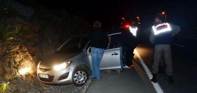 Polis otomobiline çarpıp kaçan şüpheliler kayıplara karıştı