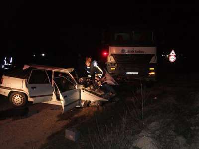 Beton mikseri otomobil kafa kafaya çarpıştı: 1 ölü, 1 yaralı