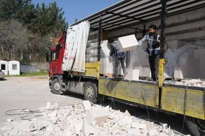 TIR'daki alçı bloklardan 150 bin kaçak sigara çıktı