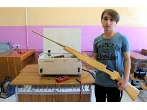 Liseli genç elektromanyetik silah tasarladı