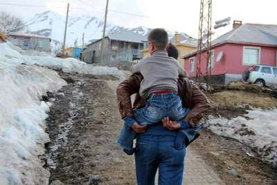 Babasının sırtında okula giden Berat, akülü aracına kavuştu