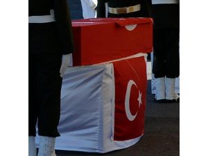 Cebinden çıkan bayrağı tabutuna örttüler