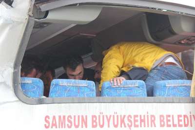 Yolcu midibüsü, halk otobüsüne arkadan çarptı; 18 yaralı