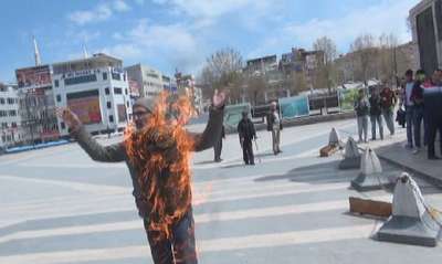 Kirasını ödeyemedi, valilik önünde kendisini ateşe verdi