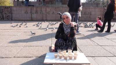Hayatını kuş yemi satarak sürdürüyor