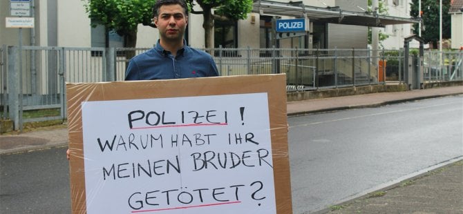 Almanya'da öldürülen Türk için polis önünde eylem