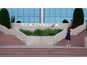 Eşini müdür yapan rektöre tepki