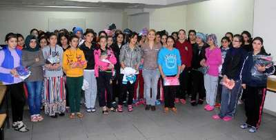 E-posta ile yurtta kalan kızlara giysi topladı