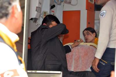 Zorla girmek istedikleri okulun müdürünü hastanelik ettiler