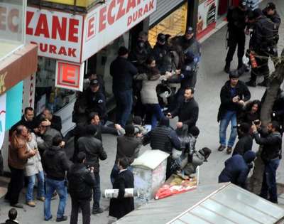 Polis, bildiri dağıtan grubu gözaltına alınca, arbede çıktı