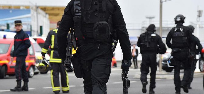 Paris'te polise çekiçli saldırı
