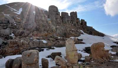 Nemrut Dağı'nda sezonun ilk turistlerine davullu-zurnalı karşılama