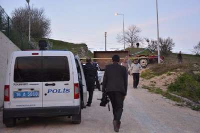Kendi kullandığı traktörün altında can verdi