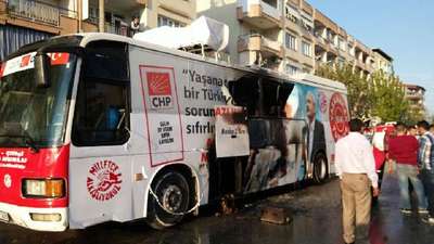 CHP'li adayın seçim otobüsü yandı