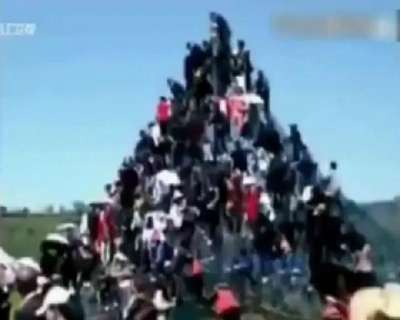 100 kişinin tırmandığı piramit çöktü: 2 ölü, 45 yaralı