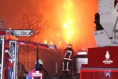 Park içindeki kafetarya alev alev yandı