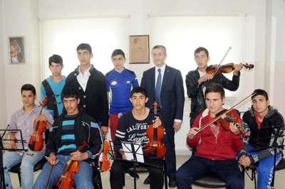 Suça sürüklenen çocuklara keman kursu