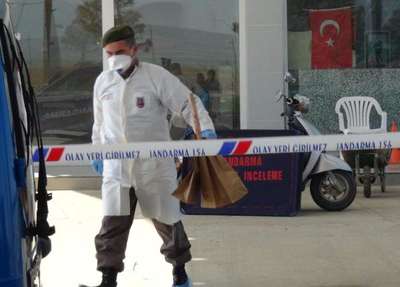 Arkadaşını baltayla öldürüp, başında sabahladı