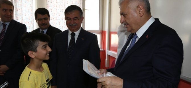 Başbakan Yıldırım karne dağıttı
