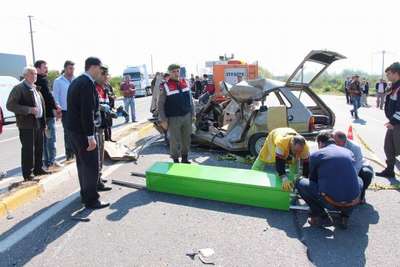 Kırmızı ışıkta durmayan kamyon otomobili ezdi: 3 ölü