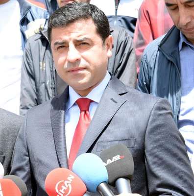 Demirtaş: Başbakan, 'Bana oy verin, ülkeye başkası yönetecek' diyor