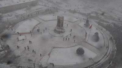 Kar altında Taksim Meydanı