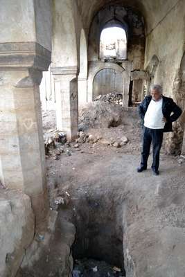 Tarihi manastırda define kazısı yapan 3 kişi yakalandı