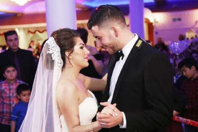 Genç çift Londra’da dünyaevine girdi