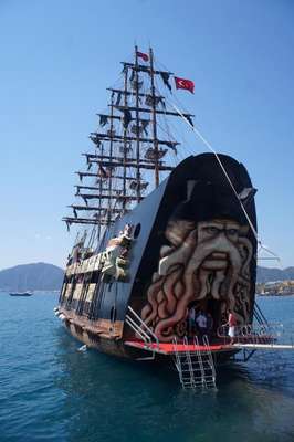 Marmaris'te korsan gemisi Barbossa