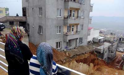 Temel kazısı bitişikteki binanın sakinlerini korkutuyor