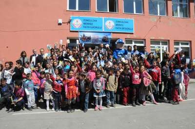 Zonguldak'da polis öğrencilere kitap dağıttı