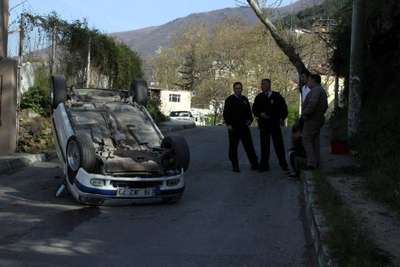 Park halindeyken el freni boşalan otomobil duvara çarparak takla attı