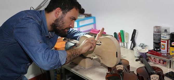 Hobi olarak başladı şimdi Almanya'ya keman satıyor