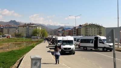 Tunceli'de minibüsçüler cezaları protesto için yol kapattı