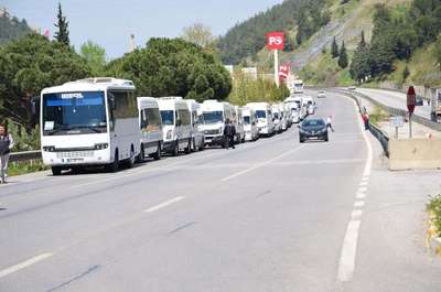 Servis şoförlerinden 3 şeritli yolda eylem