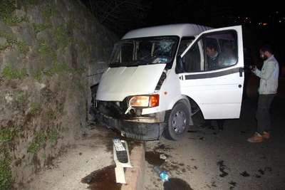 İstinat duvarına çarpan minibüsteki 2 kişi yaralandı