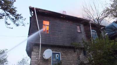 Kastamonu'da 2 katlı ahşap ev yandı