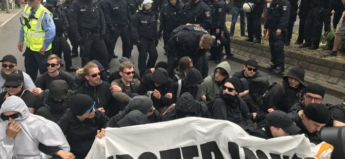 Berlin'de aşırı sağcıların yürüyüşüne sol engeli
