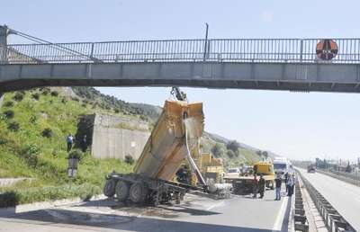 Damperi açılan kamyon üstgeçite çarptı