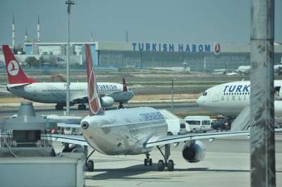 Bomba ihbarı yapılan THY uçağı geri  döndü (2)