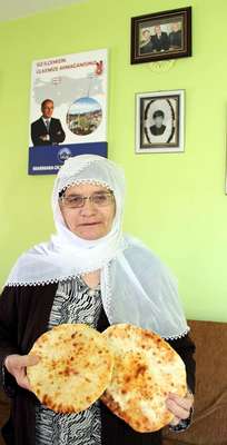 Annesi Efkan Ala için cevizli kete hazırladı