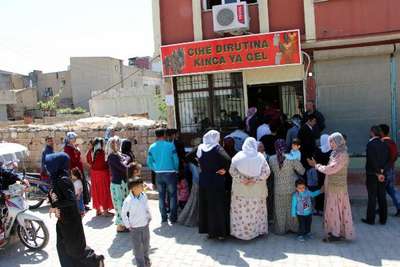 Nusaybin'de polis, yöresel kıyafet dikim merkezini bastı
