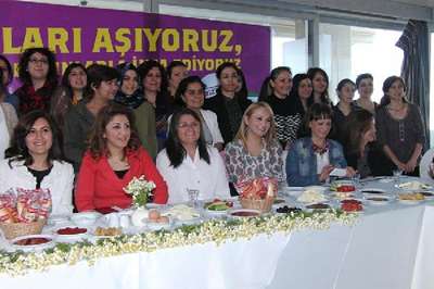 HDP'nin sloganı: 'Kadının sesi HDP'nin rengi'
