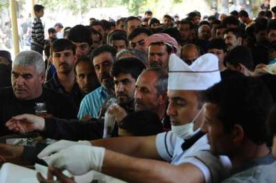Akçakale'de 5 bin kişiye pilav ve ayran